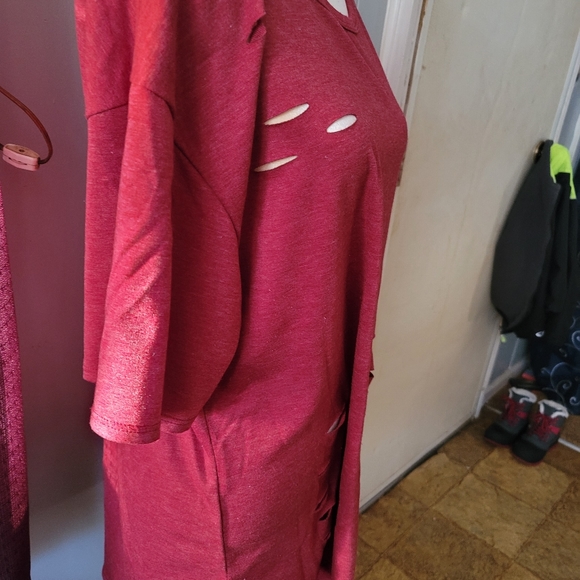 Burgandy tee with ripped design ♡ - Picture 2 of 3